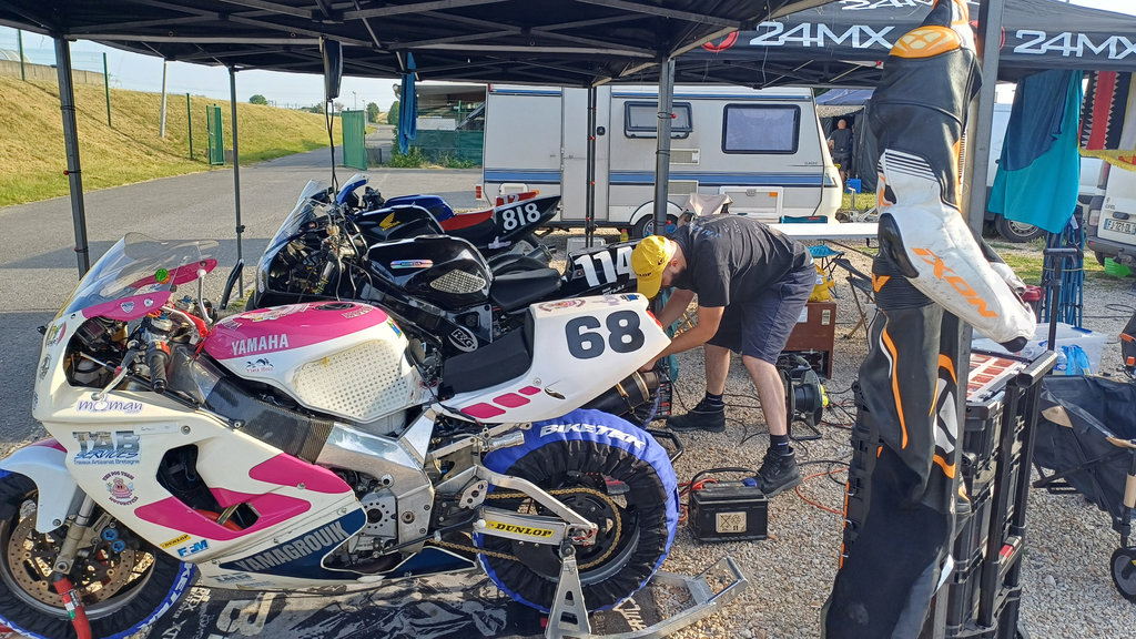 ça bricole toujours un peu entre deux manches